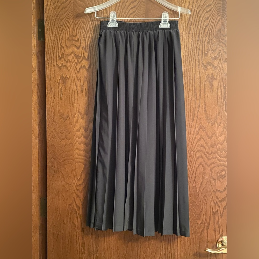 Lee Mar Black Pleated Skirt